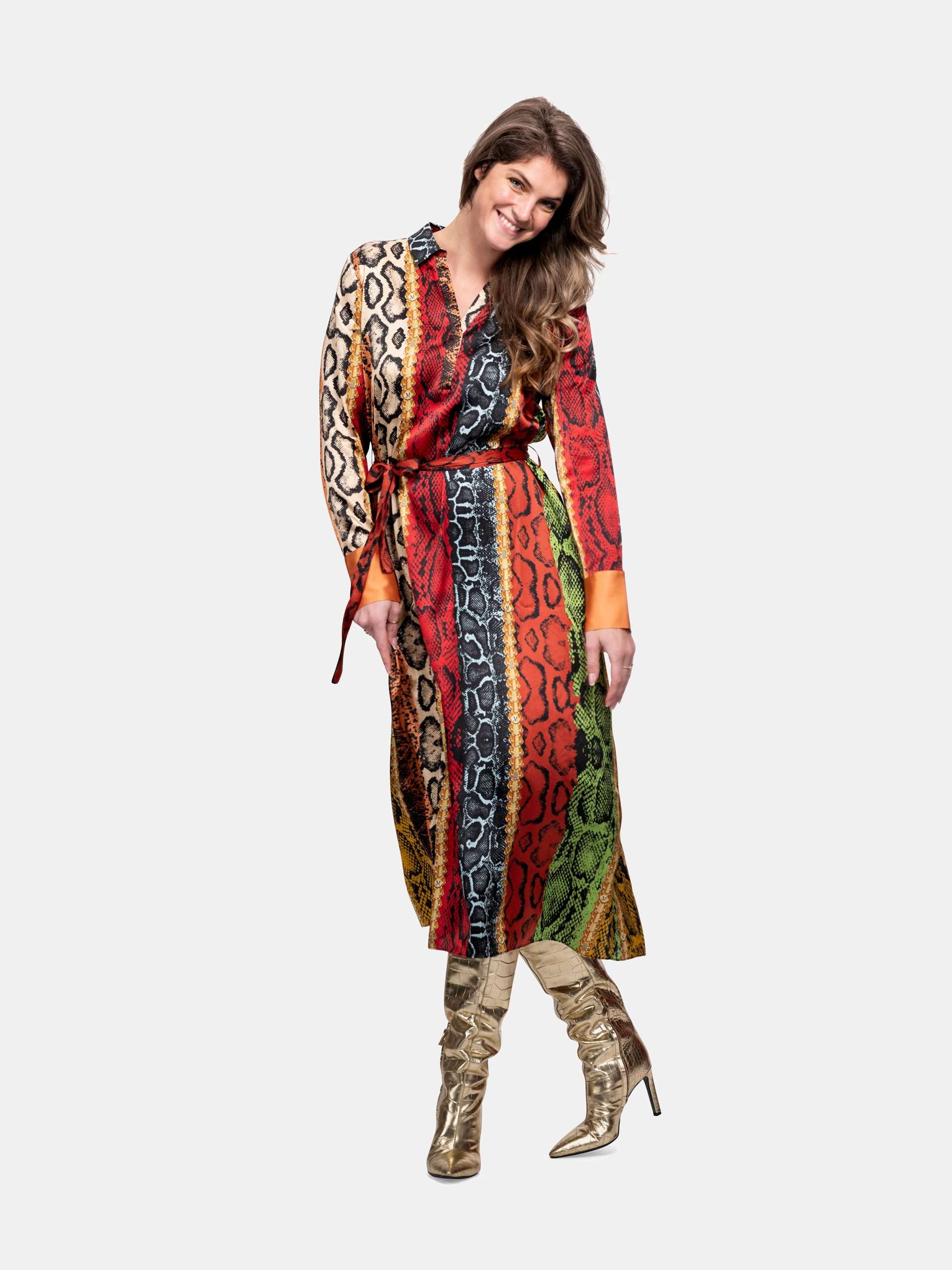 Afbeelding van Mucho Gusto Zijden jurk turin long regenboog slangenprint