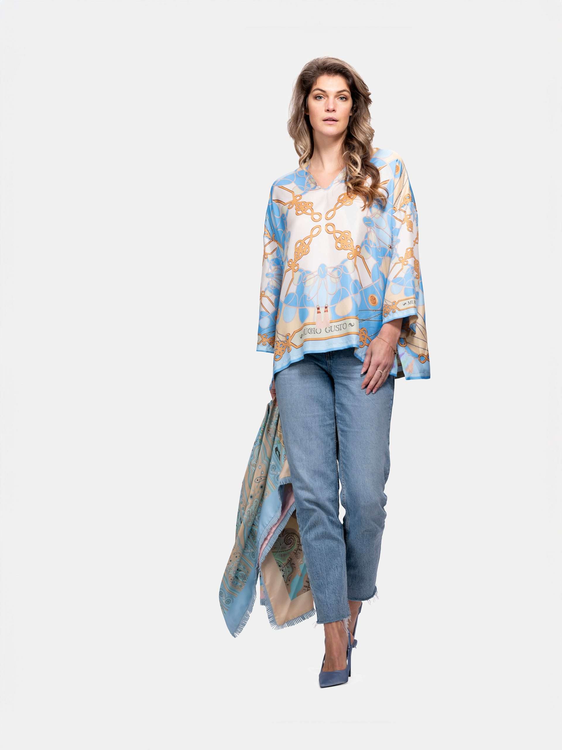 Afbeelding van Mucho Gusto Zijden blouse seta ketting en kwasten print