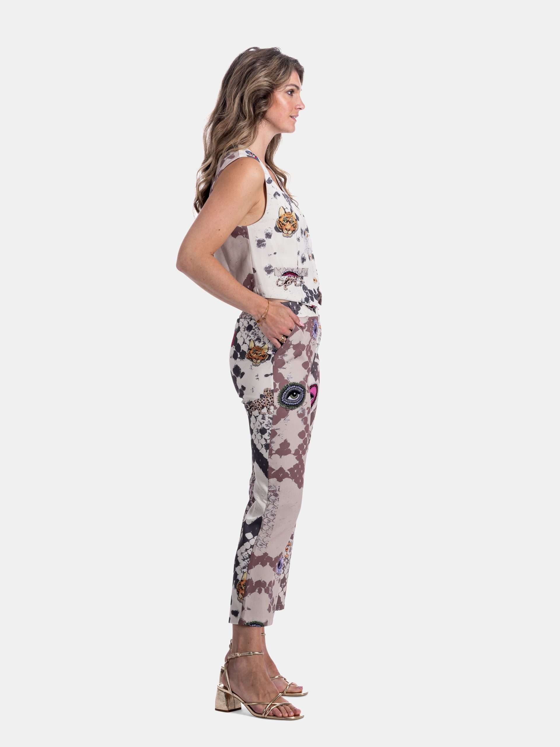 Mucho Gusto Pantalon moon met slangenprint en kunstzinnige bedrukte patches