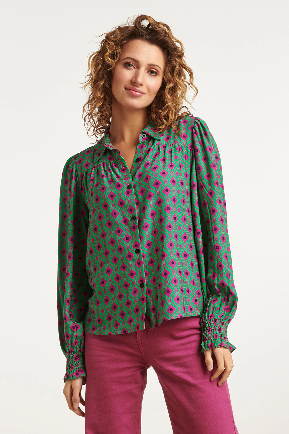 Smashed Lemon 23535 dames doorknoopblouse met pofmouwen in abstract