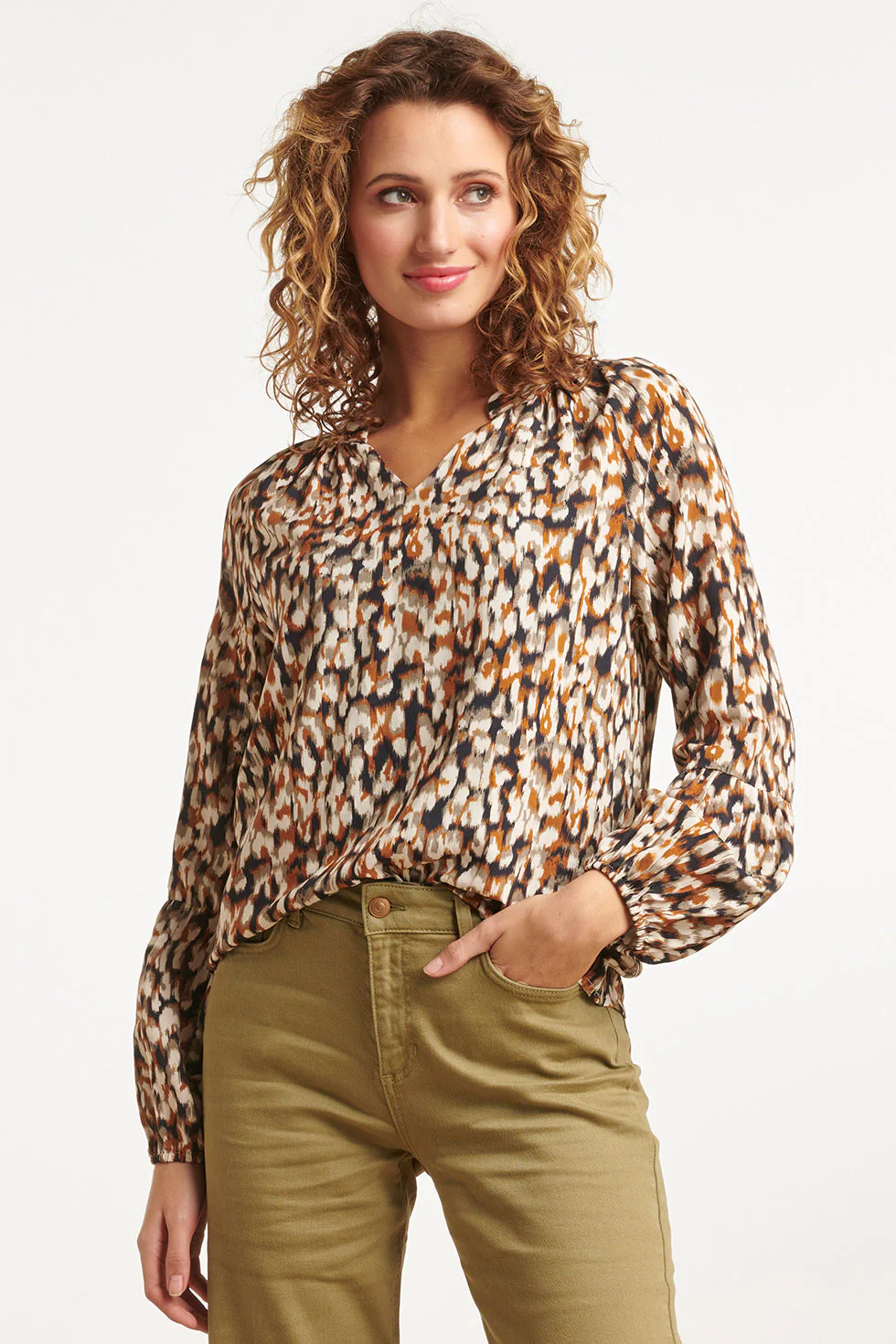 Smashed Lemon 23533 dames chique v-hals top met abstract animal print