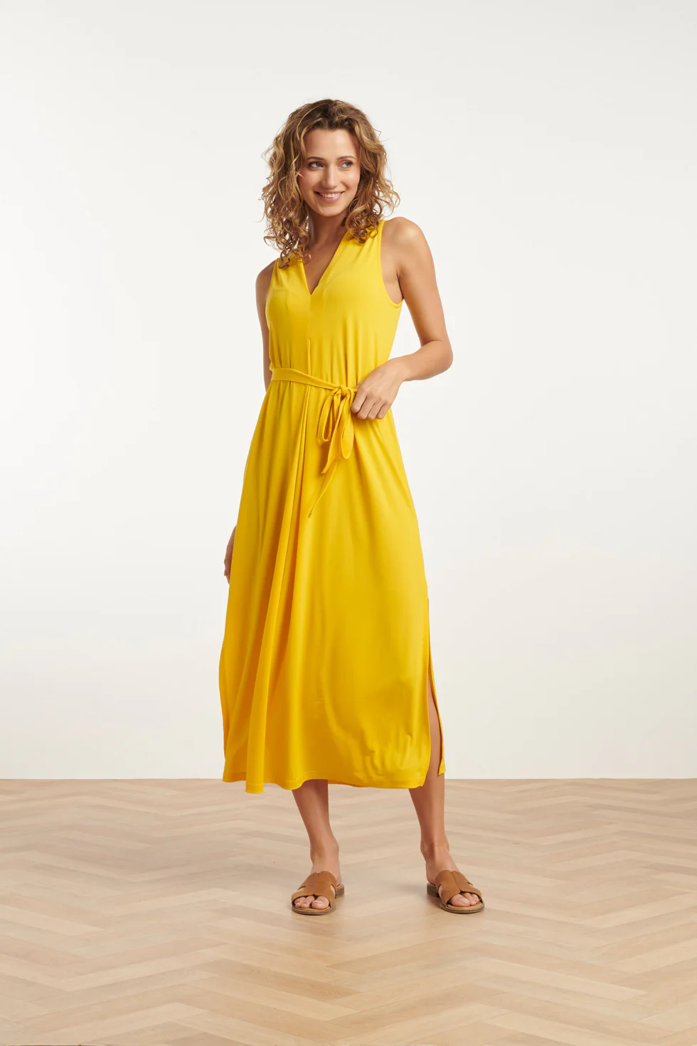 Smashed Lemon 25173 gele stretch midi jurk met v-hals