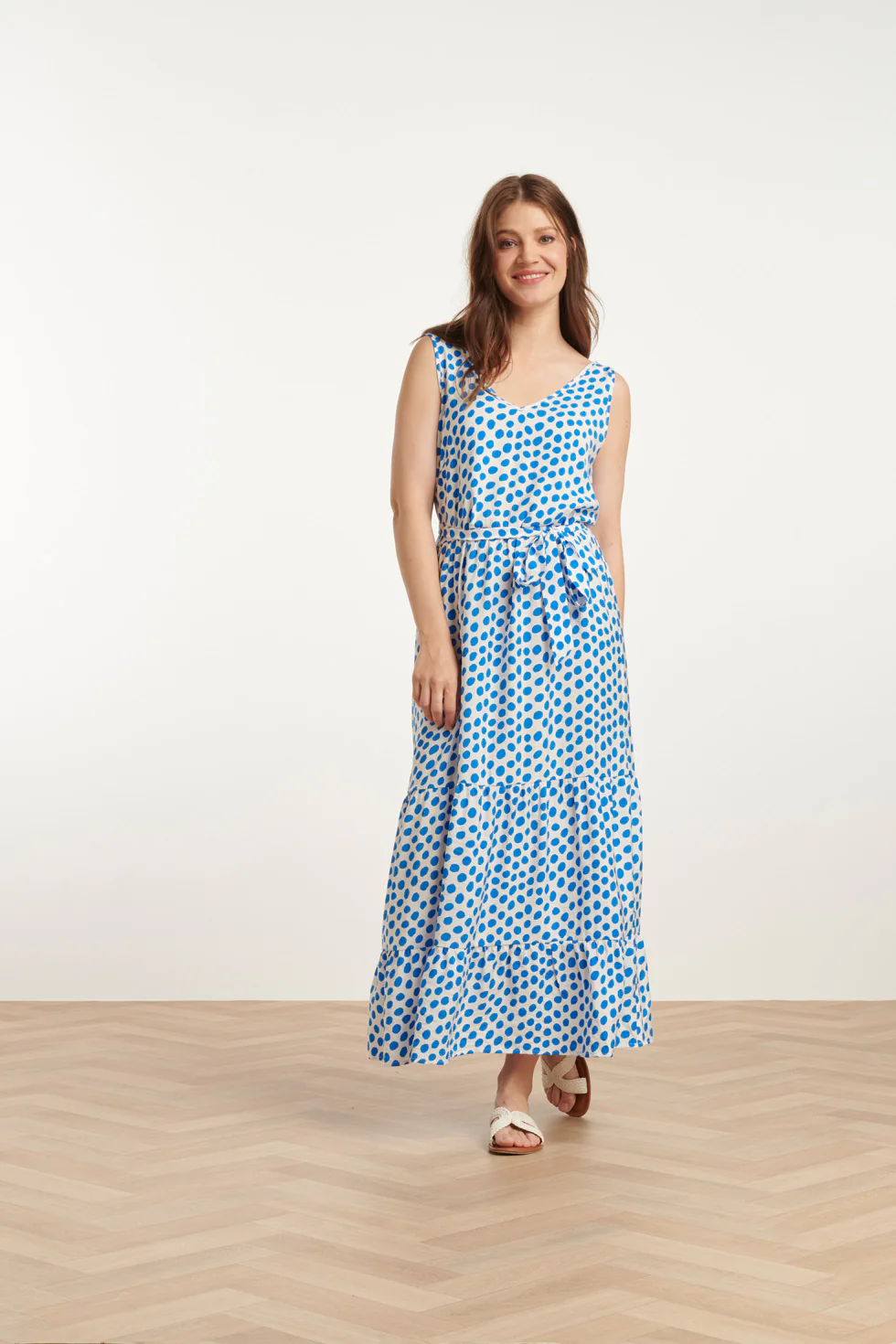 Smashed Lemon 25084 maxi jurk met wit en kobaltblauw polka dot print