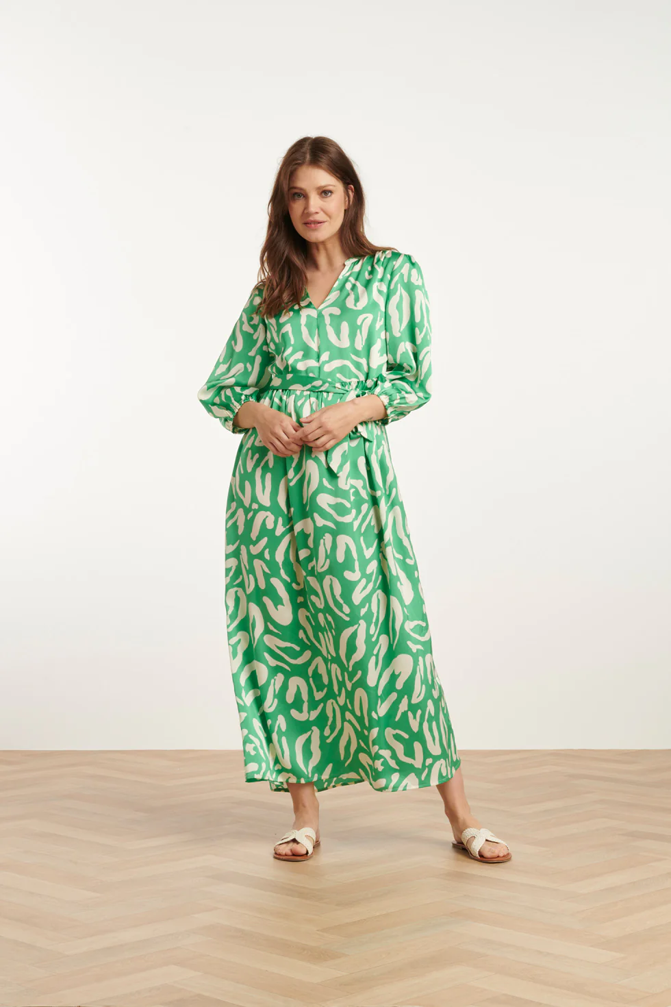 Smashed Lemon 25082 satin maxi jurk met groene en witte dierenprint