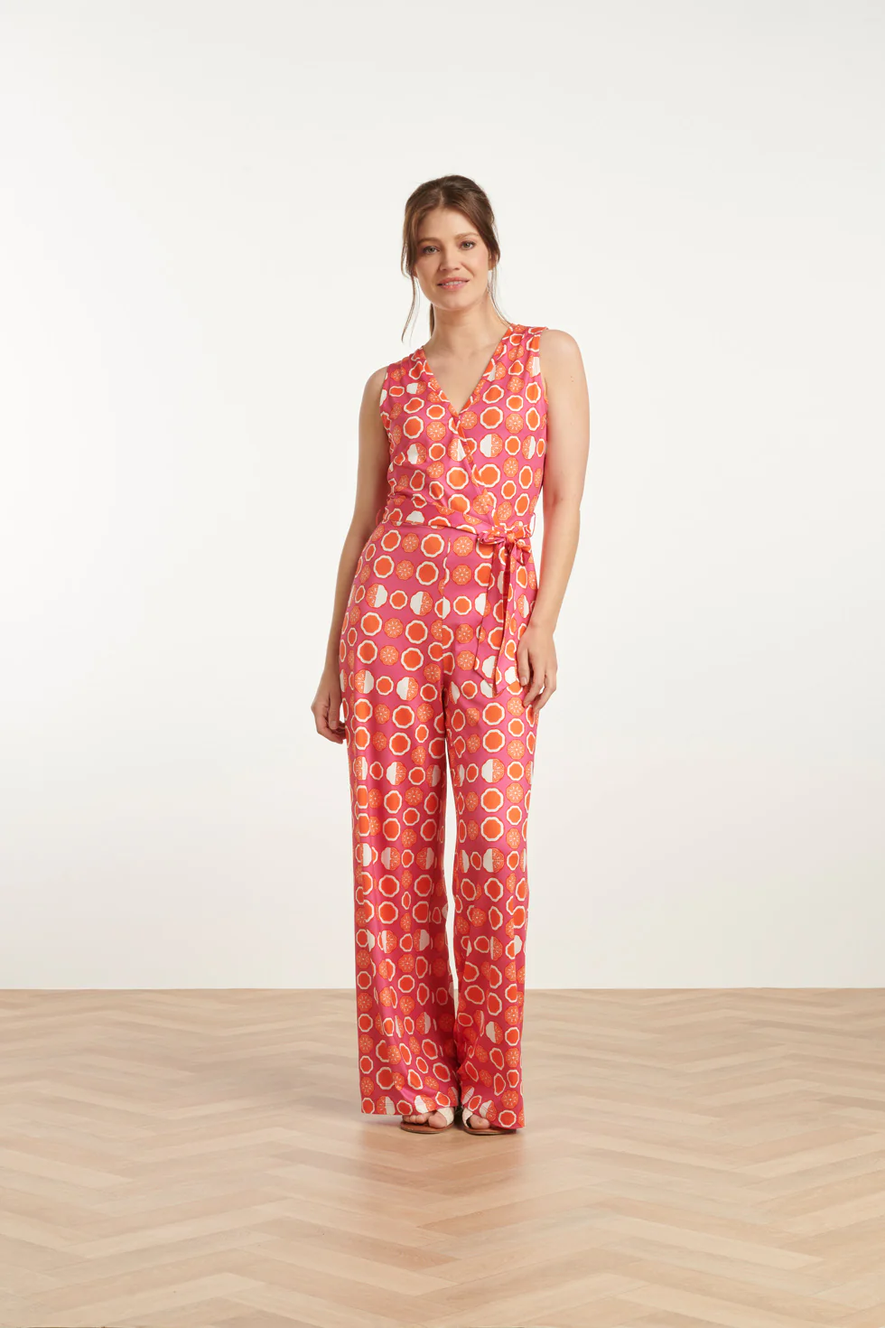 Smashed Lemon 25025 v-hals jumpsuit met grafische oranje fruitprint