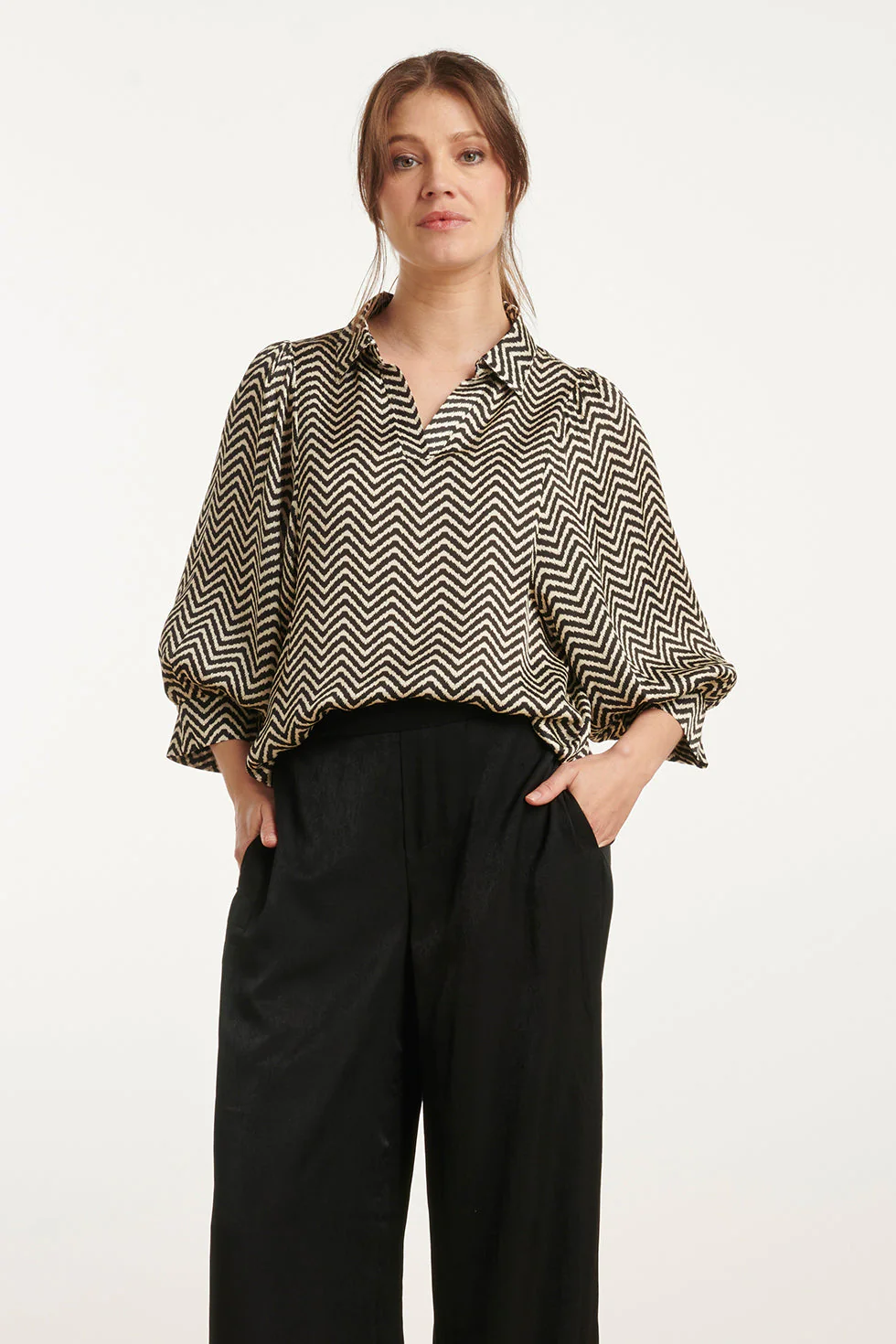 Smashed Lemon 25049 zigzag print top met kraag3/4 puff mouwen |