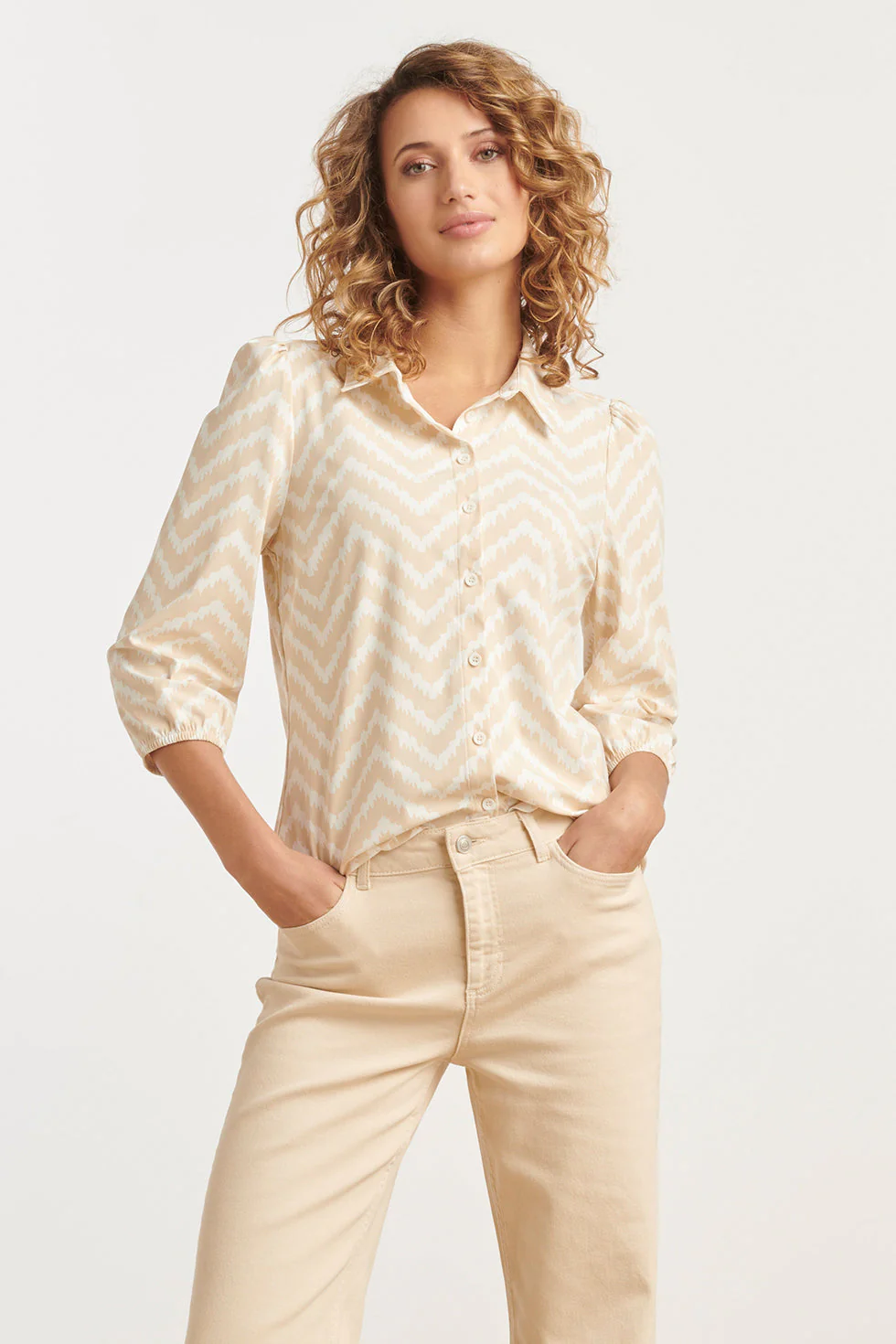 Smashed Lemon 25248 ziggzag print blouse met knopentravelkwaliteit |