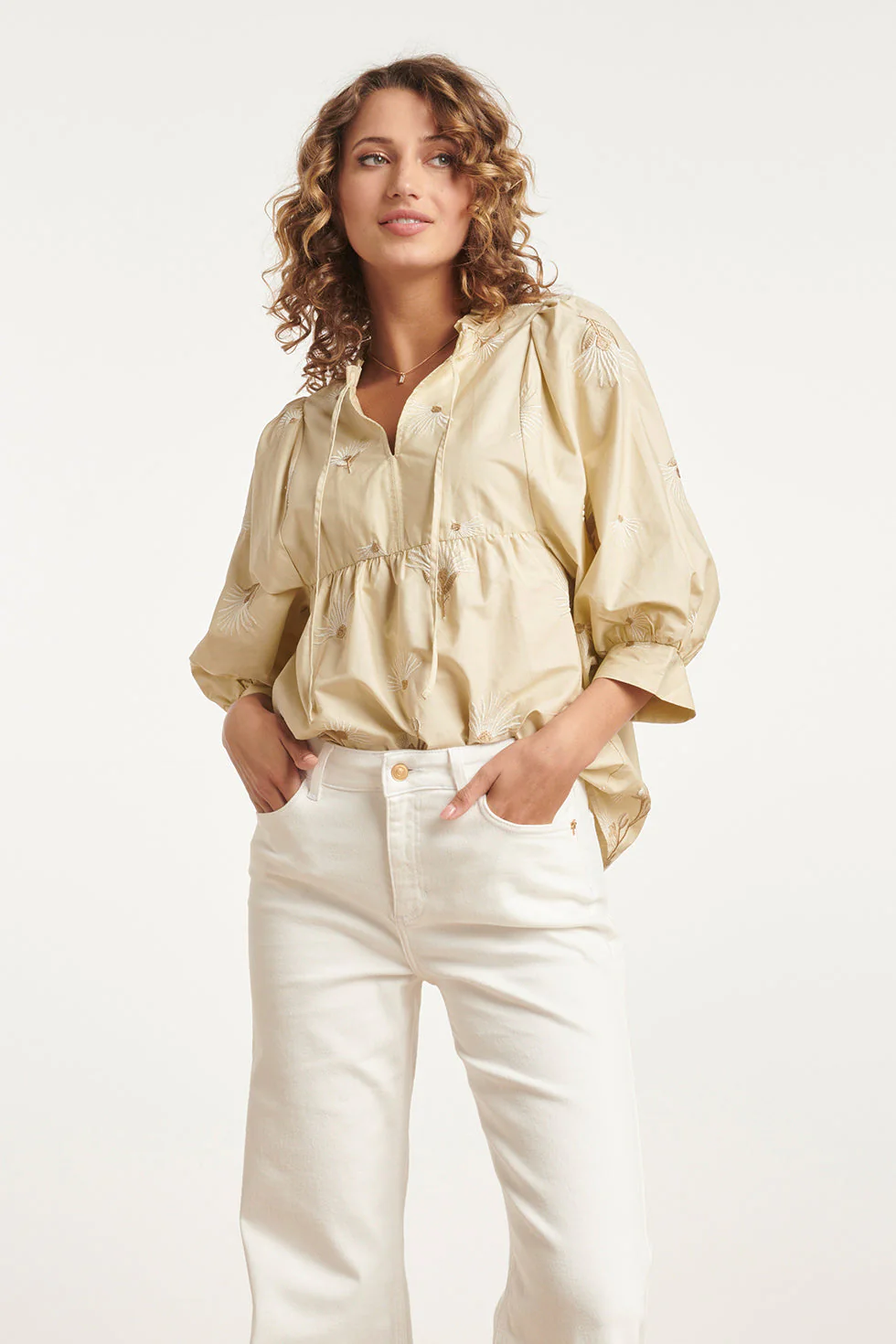 Smashed Lemon 24080 geborduurde top met neutraal paisley design |