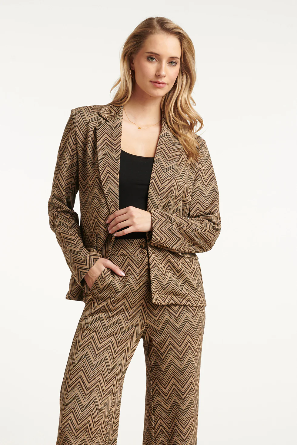 Smashed Lemon Zand en gouden blazer met zigzagprint |
