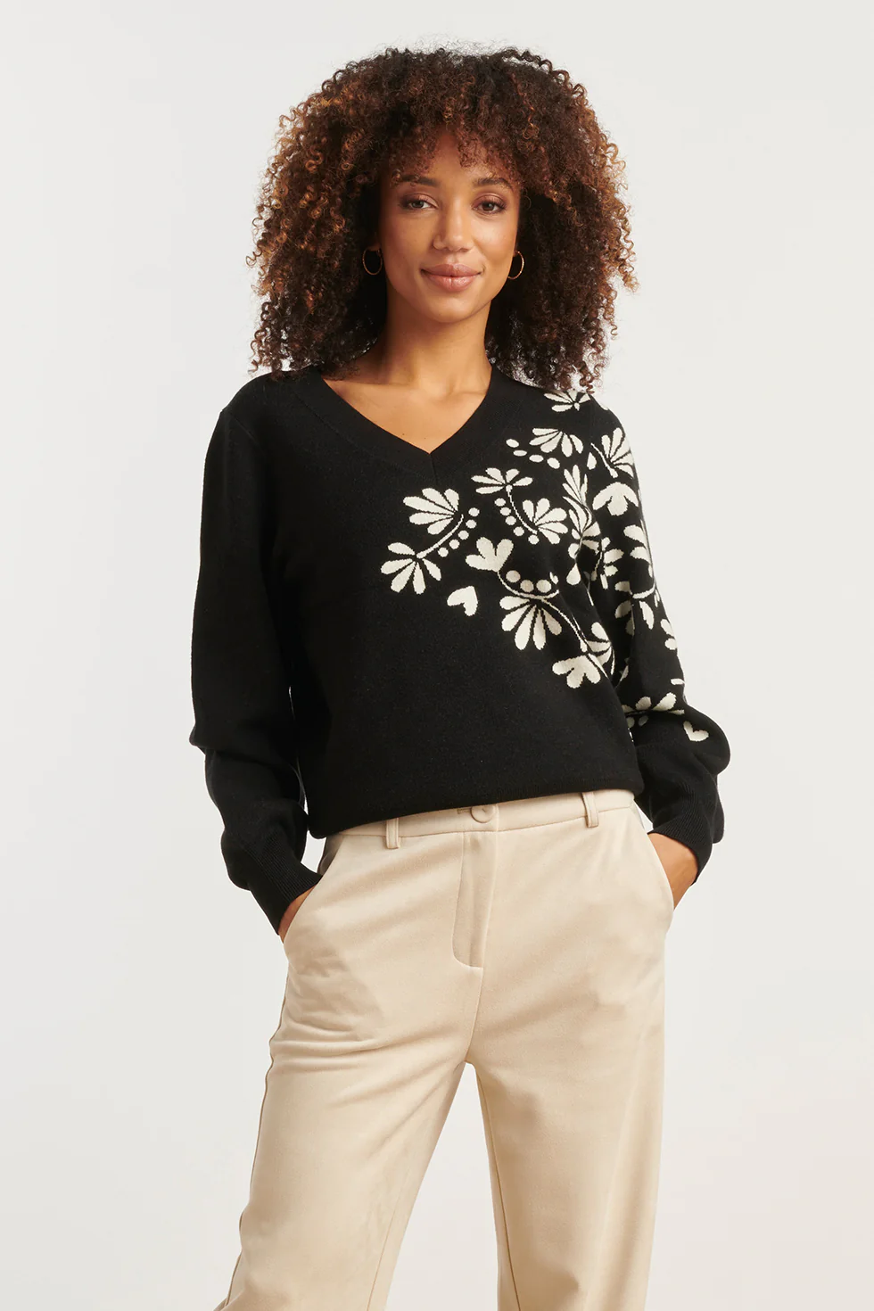 Smashed Lemon Zwart en offwhite bloemenprint met v-hals gebreide top |
