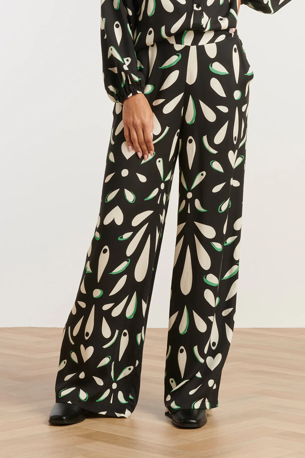 Smashed Lemon Ornament geprint broek in zwart off white en groen details |