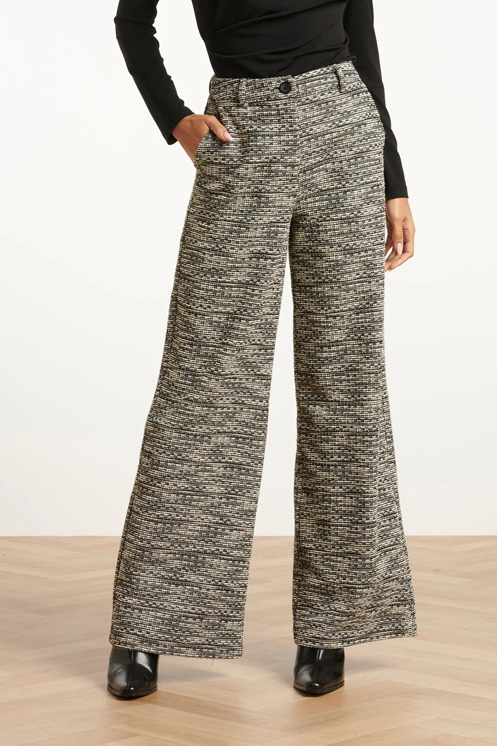 Smashed Lemon Losvallende zwart wit broek met wijde pijpen en tweedlook stof |