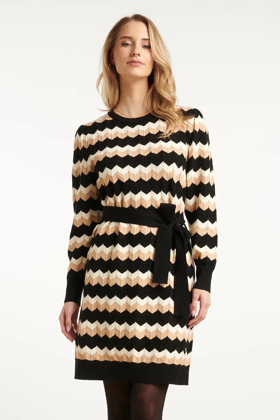 Smashed Lemon Zwart en zand gebreide zigzag jurk |