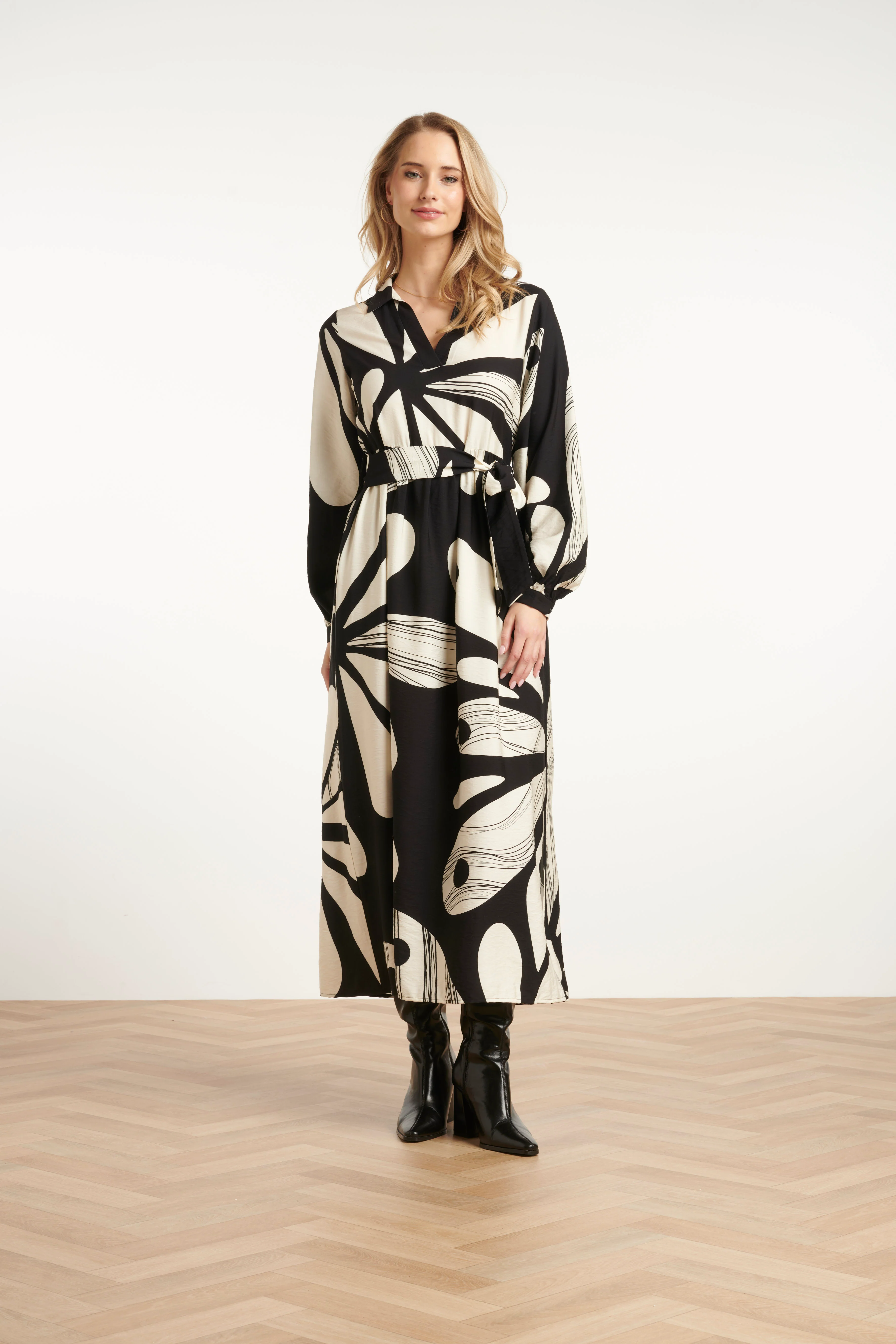 Smashed Lemon Maxi jurk met graffische bloemenprint in zwart en off-white |