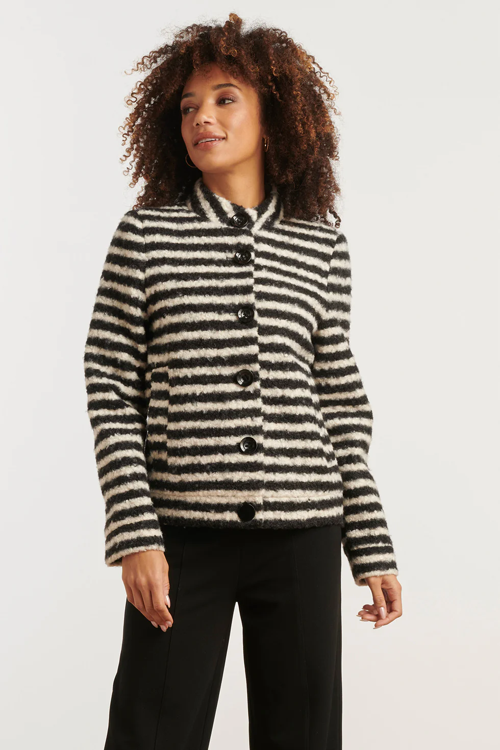 Smashed Lemon Korte bouclé jas met zwart en off-white strepen |
