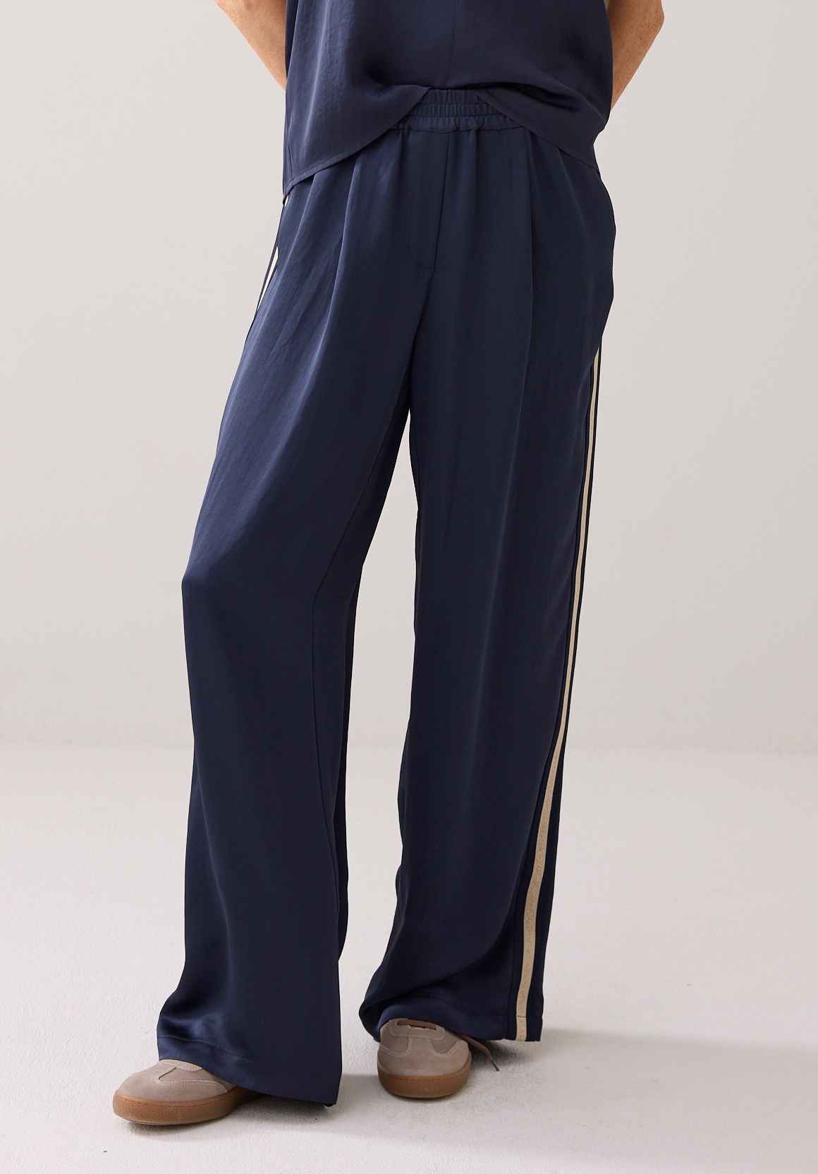 Summum 4s2866-12084 495 trousers heavy silky touch midnight blue