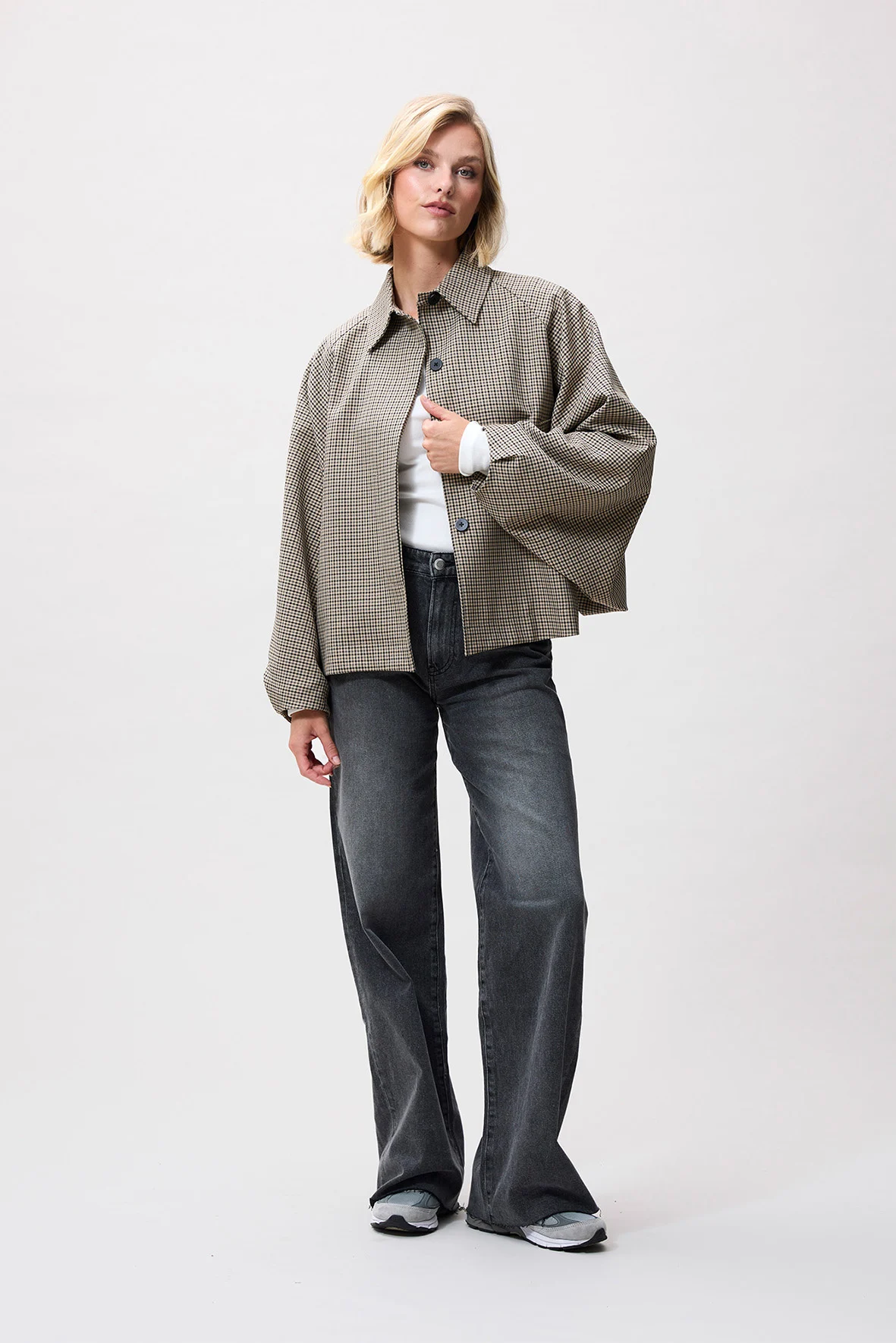 Catwalk Junkie 2504022410 short check trenchcoat