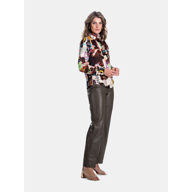 Mucho Gusto Blouse vinci met koeienprint en graffiti illustraties Blouse Vinci met Koeienprint en graffiti illustraties large