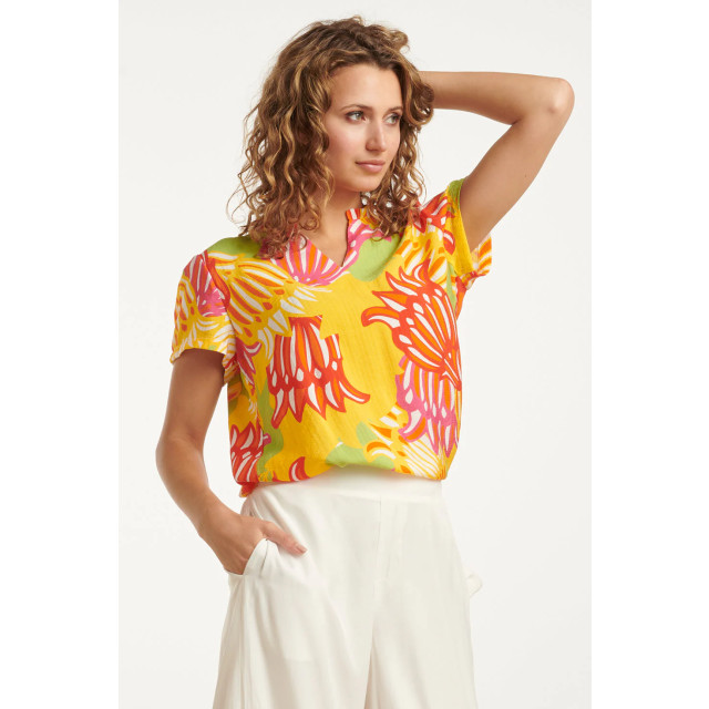 Smashed Lemon 25030 v-hals top met fel rijke bloemenprint | 8720331320210 large