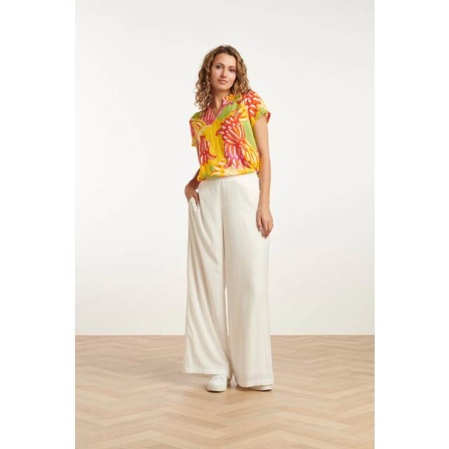 Smashed Lemon 25030 v-hals top met fel rijke bloemenprint | 8720331320210 large