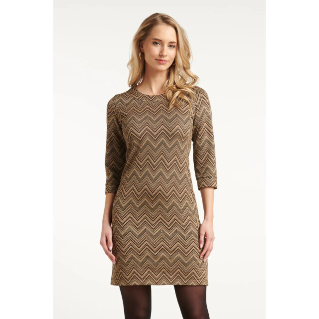 Smashed Lemon Zand en gouden getailleerde jurk met zigzagprint | 25714-720-025 large Smashed Lemon Zand en gouden getailleerde jurk met zigzagprint | 25714-720-025 large