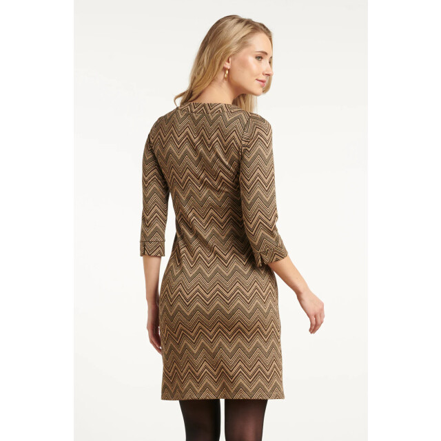 Smashed Lemon Zand en gouden getailleerde jurk met zigzagprint | 25714-720-025 large Smashed Lemon Zand en gouden getailleerde jurk met zigzagprint | 25714-720-025 large
