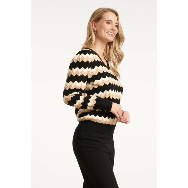 Smashed Lemon Zwart en zand zigzag gebreide dames top met v-hals | 8720331371045 large