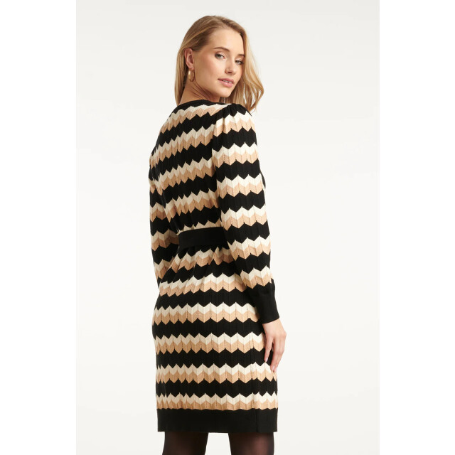 Smashed Lemon Zwart en zand gebreide zigzag jurk | 25521-999-720 large Smashed Lemon Zwart en zand gebreide zigzag jurk | 25521-999-720 large