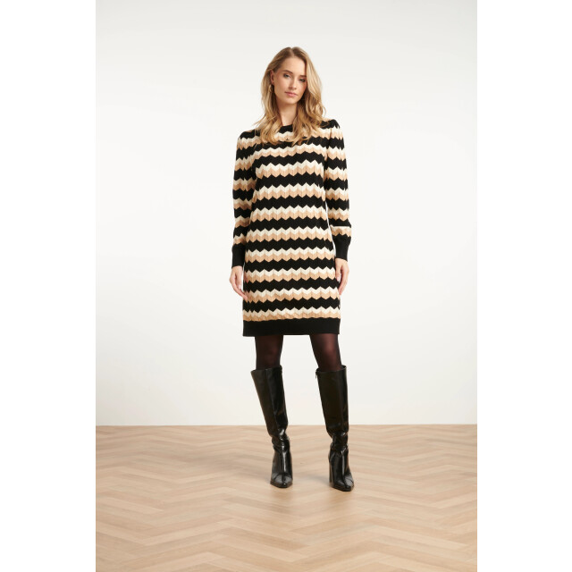 Smashed Lemon Zwart en zand gebreide zigzag jurk | 25521-999-720 large Smashed Lemon Zwart en zand gebreide zigzag jurk | 25521-999-720 large