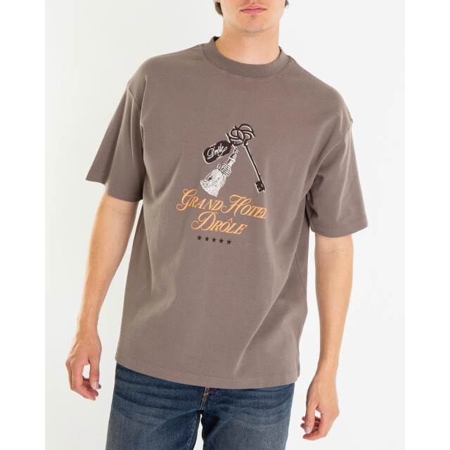 Drole De Monsieur Heren le grand hôtel t-shirt H-TS261-CO002-TA-Taupe large