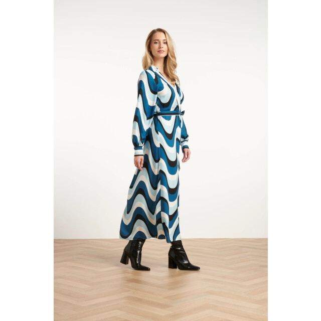 Smashed Lemon Golvende print maxi jurk in zwart en blauw | 25582-600-998 large Smashed Lemon Golvende print maxi jurk in zwart en blauw | 25582-600-998 large