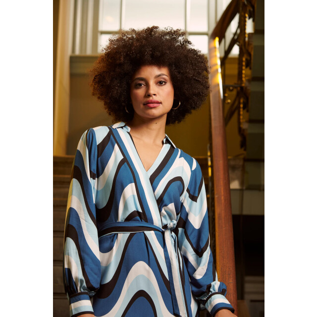 Smashed Lemon Golvende print maxi jurk in zwart en blauw | 25582-600-998 large Smashed Lemon Golvende print maxi jurk in zwart en blauw | 25582-600-998 large