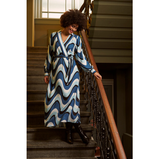 Smashed Lemon Golvende print maxi jurk in zwart en blauw | 25582-600-998 large Smashed Lemon Golvende print maxi jurk in zwart en blauw | 25582-600-998 large