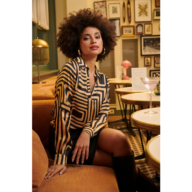 Smashed Lemon Zwart en goud grafische geprint top met kraag | 8720331376880 large