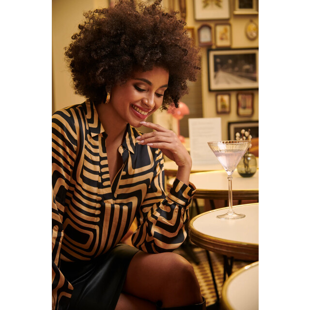 Smashed Lemon Zwart en goud grafische geprint top met kraag | 8720331376880 large