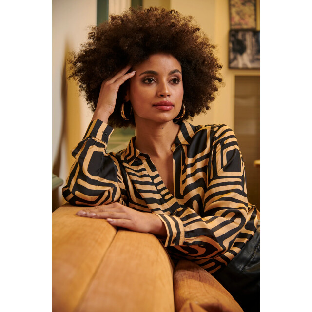 Smashed Lemon Zwart en goud grafische geprint top met kraag | 8720331376880 large