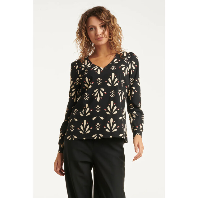Smashed Lemon Zwart en wit getailleerde top met ornamentaal print in travelkwaliteit | 8720331387213 large