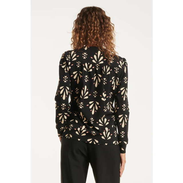 Smashed Lemon Zwart en wit getailleerde top met ornamentaal print in travelkwaliteit | 8720331387213 large