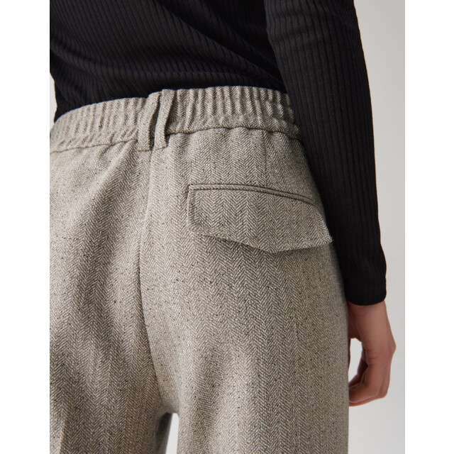 Opus Meeri herringbone 104599156376 zand dessin 4109.06.0041 large