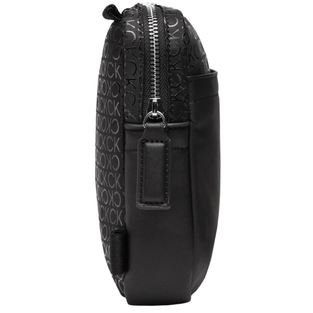 Calvin Klein Kruisbodytas met monogram UTNA1260_black large