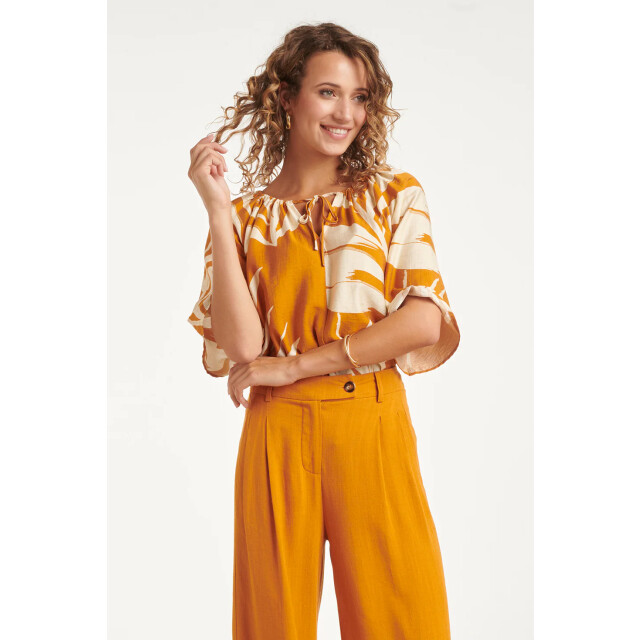 Smashed Lemon Tuniek top met blad print en strikdetail in oker geel | 8718679005043 large