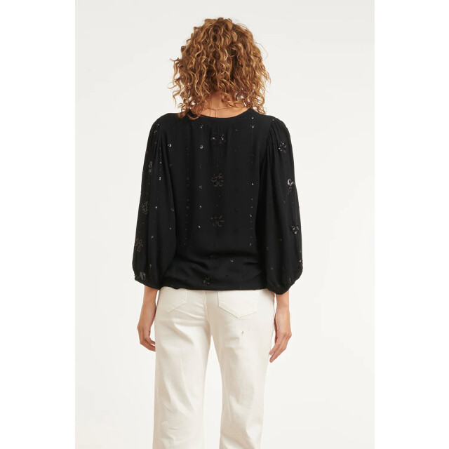 Smashed Lemon Zwarte blouse met subtiel goudkleurig borduursel en v-hals | 8718679040792 large