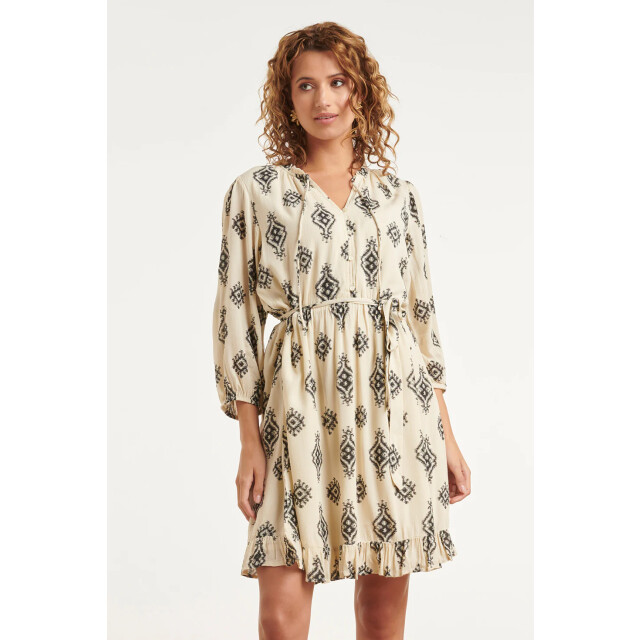 Smashed Lemon Crème jurk met zwarte geometrische print en ceintuur | 8718679040716 large