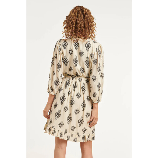 Smashed Lemon Crème jurk met zwarte geometrische print en ceintuur | 8718679040716 large
