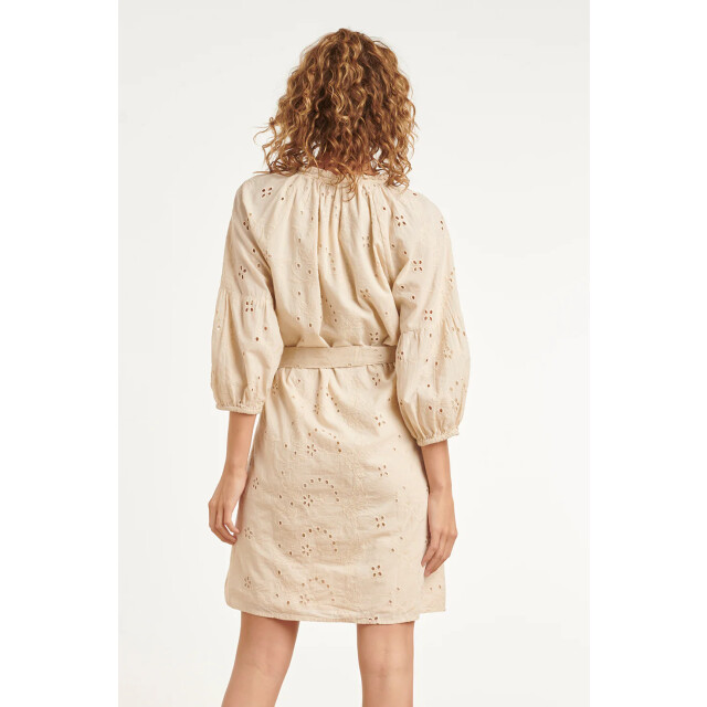 Smashed Lemon Beige jurk met broderie en strikceintuur | 8718679041515 large