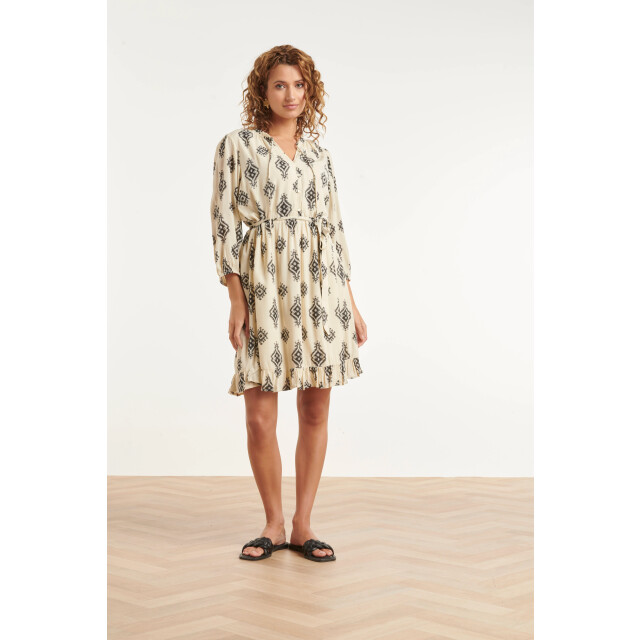 Smashed Lemon Crème jurk met zwarte geometrische print en ceintuur | 8718679040716 large