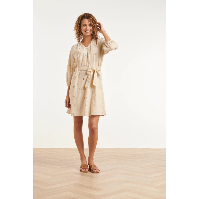 Smashed Lemon Beige jurk met broderie en strikceintuur | 8718679041515 large
