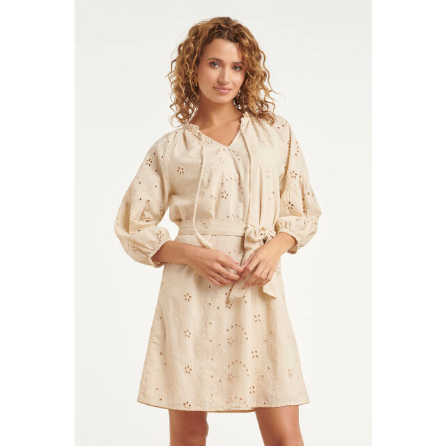 Smashed Lemon Beige jurk met broderie en strikceintuur | 8718679041515 large