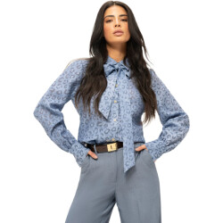 Nikkie Pragues leopard blouse